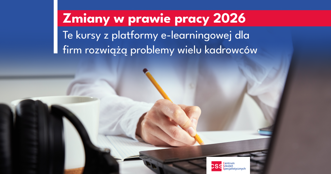 Osoba siedzi przy biurku i zapisuje notatki ołówkiem w zeszycie obok laptopa; na blacie widoczny kubek oraz słuchawki. W górnej części znajduje się napis: „Zmiany w prawie pracy 2026. Te kursy z platformy e-learningowej dla firm rozwiążą problemy wielu kadrowców”. W dolnym rogu logo Centrum Szkoleń Specjalistycznych.
