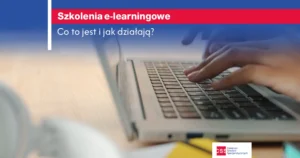 Osoba pisząca na klawiaturze laptopa, na górze napisy o szkoleniach e-learningowych.